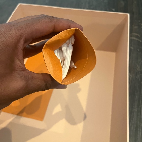 Men's Louis Vuitton Sneakers - Picture 6 of 8